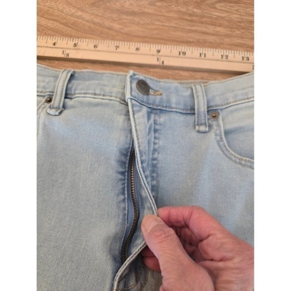 Women's Light Wash Daisy Embroidered Cuffed Jeans Cottagecore Size 10/30 - Picture 12 of 16
